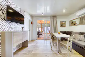 Camp Park Soline - Innenansicht eines Mobilheims mit Wohnzimmer und Terrasse