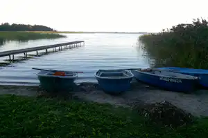 Camp Park Sonata - Ufer mit Steg und Anlegestellen für Boote