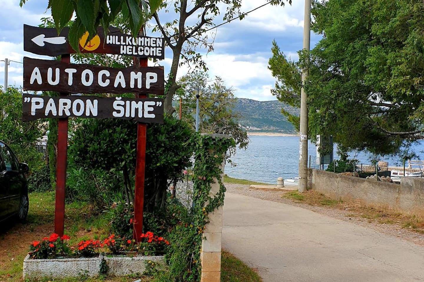 Camp Paron Šime - Eingangsschild am Tor des Campingplatzes