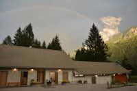 Camp Špik - Regenbogen über dem Sanitärgebäude vom Campingplatz in den Abendstunden