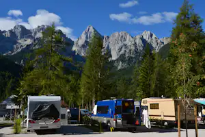 Camp Špik - Wohnwagenstellplätze mit Blick auf die Berge auf dem Campingplatz