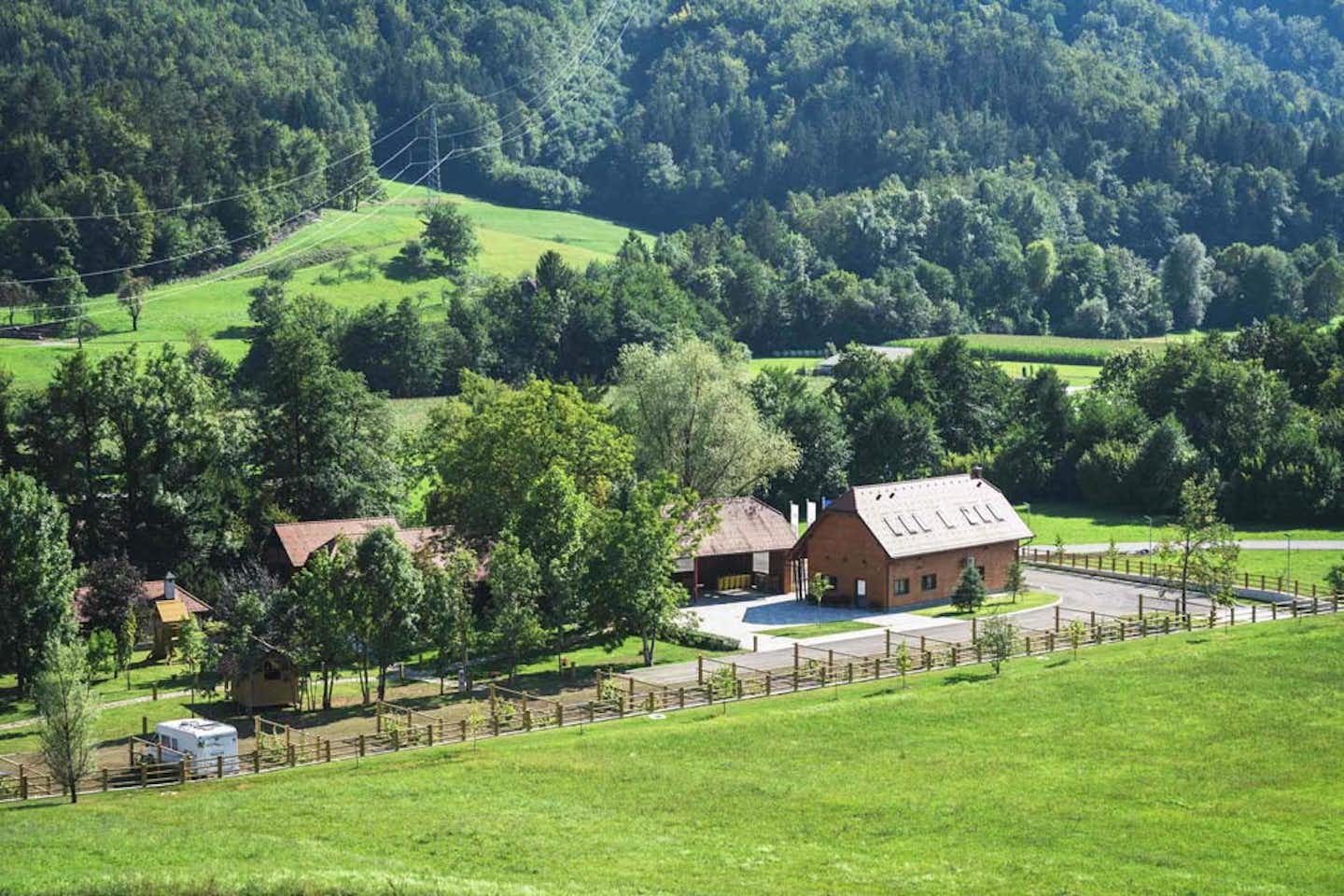 Camp Podgrad-Vransko  -  Luftaufnahme vom Campingplatz in den grünen Bergen von Slowenien