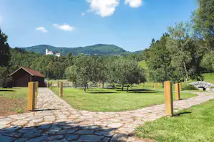 Camp Podgrad-Vransko - Stellplatz vom Campingplatz auf grüner Wiese mit Blick auf die umliegenden Berge