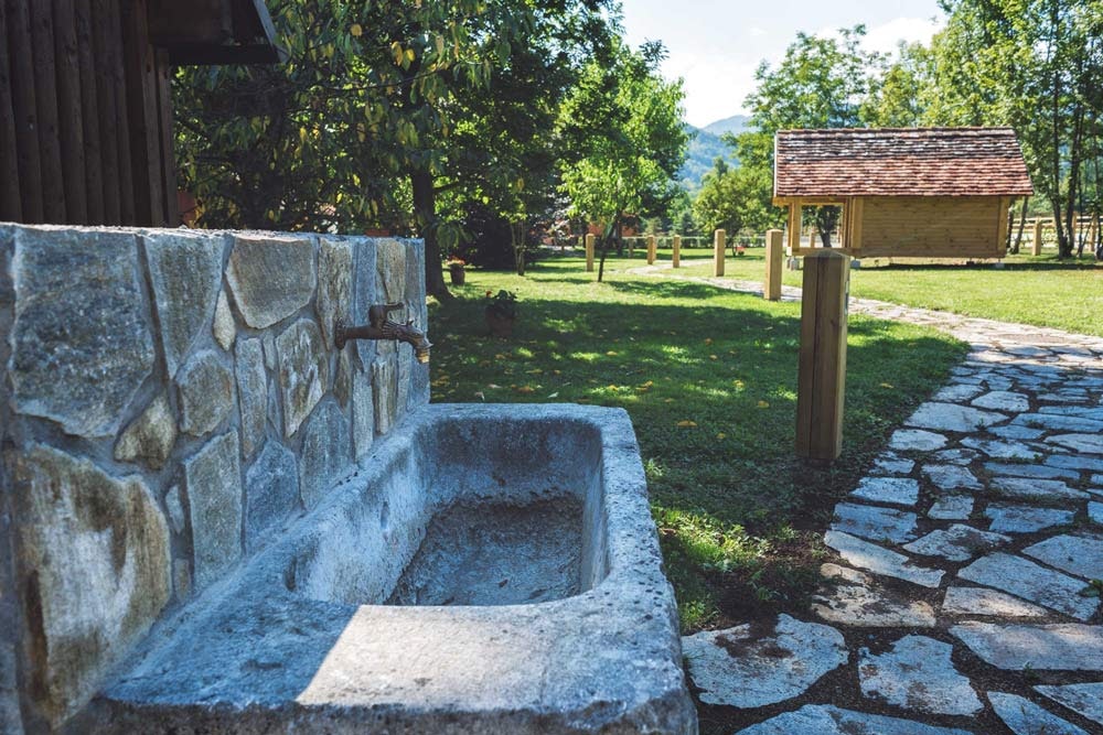 Camp Podgrad-Vransko  - Brunnen auf dem Campingplatz, Mobilheim im Hintergrund