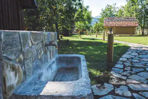 Camp Podgrad-Vransko - Brunnen auf dem Campingplatz, Mobilheim im Hintergrund