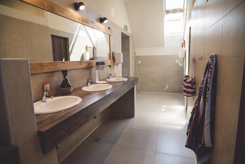 Camp Podgrad-Vransko - Sanitärbereich vom Campingplatz mit Waschbecken und Spiegeln