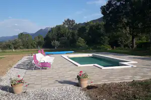 Camp Rizvan City - Pool im Freien mit Liegestühlen
