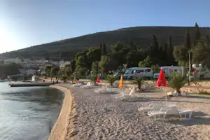 Camp Seget - Badestrand mit Liegestühlen und Sonnenschirmen