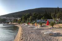 Camp Seget - Badestrand mit Liegestühlen und Sonnenschirmen