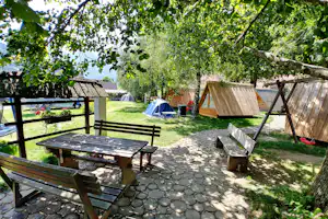 Camp Stara Pošta - Weg zu den Waldhütten im Schatten der Bäume auf dem Campingplatz