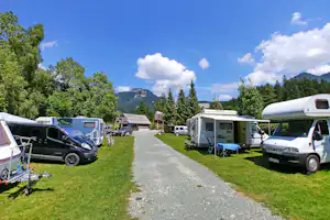 Camp Stara Pošta - Wohnwagenstellplätze auf dem Campingplatz mit Blick auf die Berge