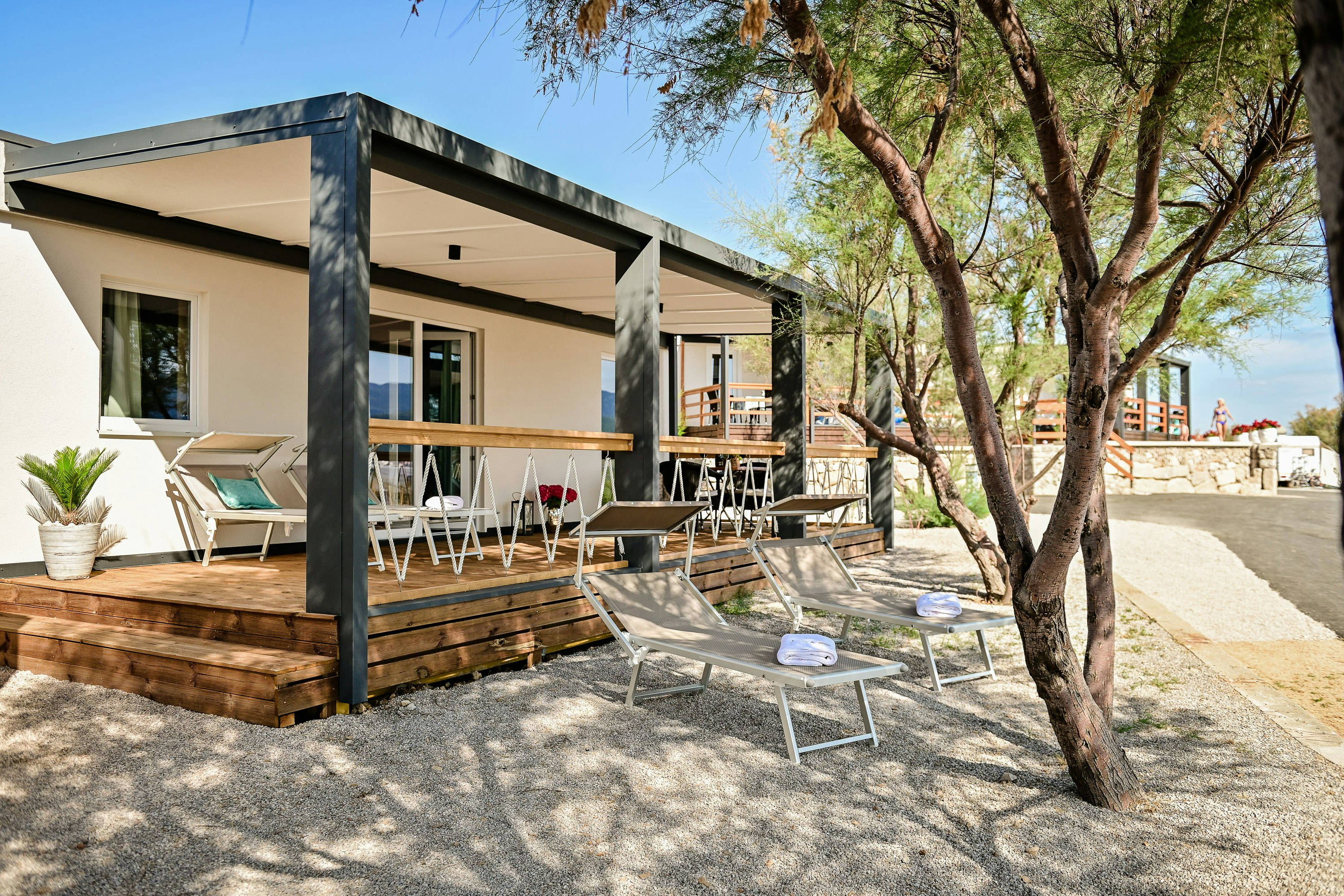 Camp Tiha Šilo - Luxery Sea View Mobilheim-Mietunterkunft mit überdachter Terrasse und verschiedenen Sitzmöglichkeiten