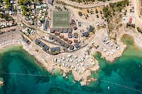 Camp Tiha Šilo - Vogelperspektive auf den Campingplatz mit Standplätzen direkt an der Küste