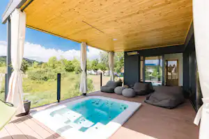 Camp Turist Grabovac - Whirlpool auf der Terrasse eines Mobilheims