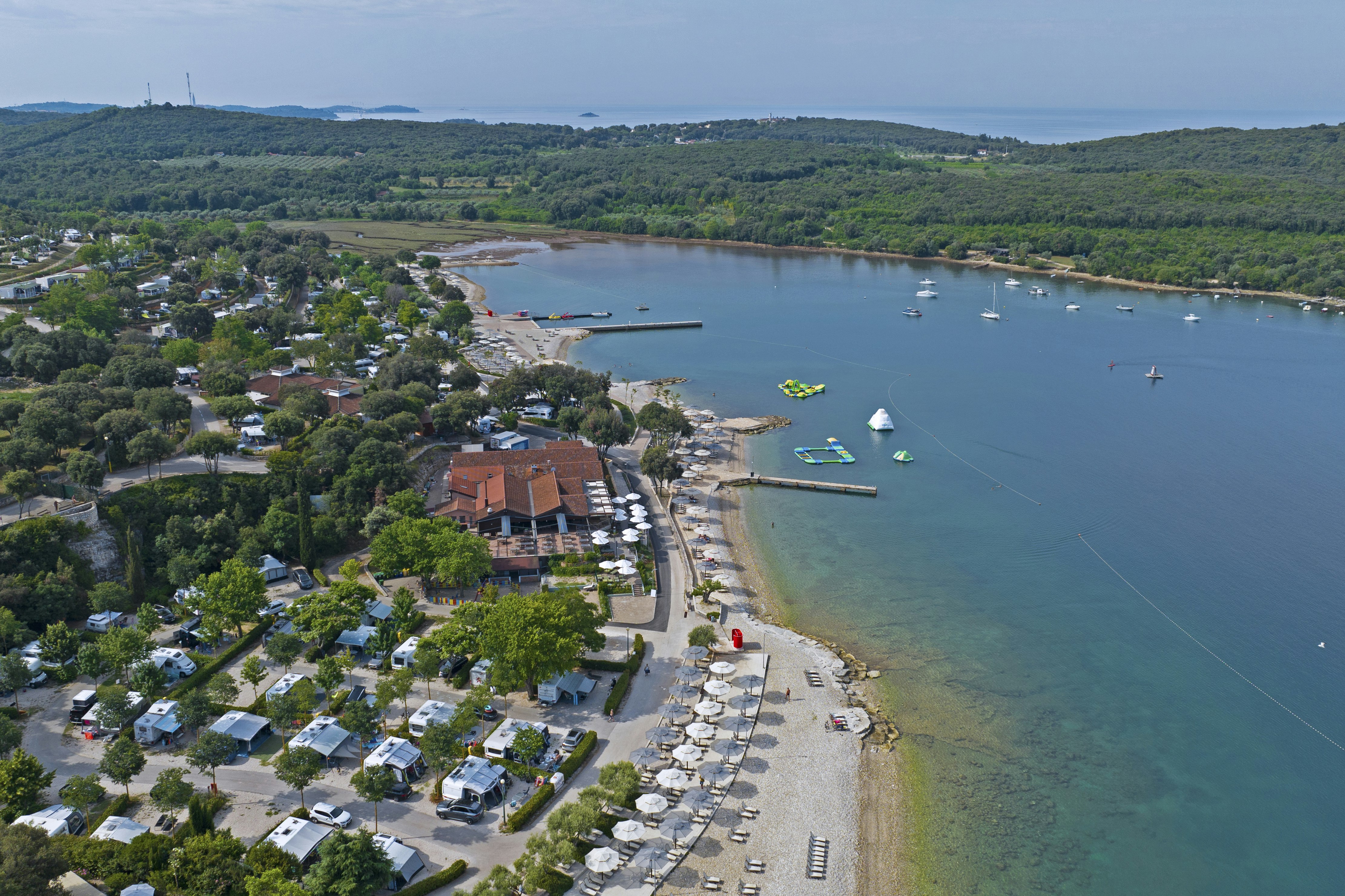Camp Val Saline  - Luftaufnahme des Campingplatzes am Wasser