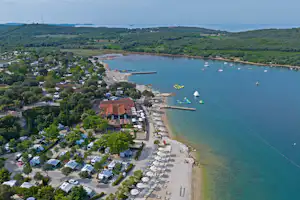 Camp Val Saline - Luftaufnahme des Campingplatzes am Wasser