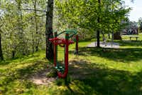 Camp Varry  - Outdoor Fitness Bereich im Schatten der Bäume