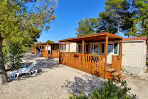 Camp Vira - Mobilheim mit Terrasse auf dem Campingplatz