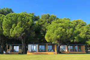 Camp Vransko Jezero Crkvine - Mobilheime vom Campingplatz zwischen Bäumen