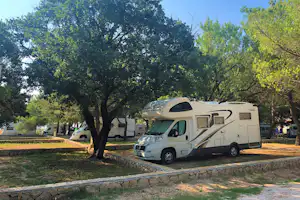 Camp Vransko Jezero Crkvine - Wohnwagenstellplatz und Wohnmobilstellplatz im Schatten von Bäumen