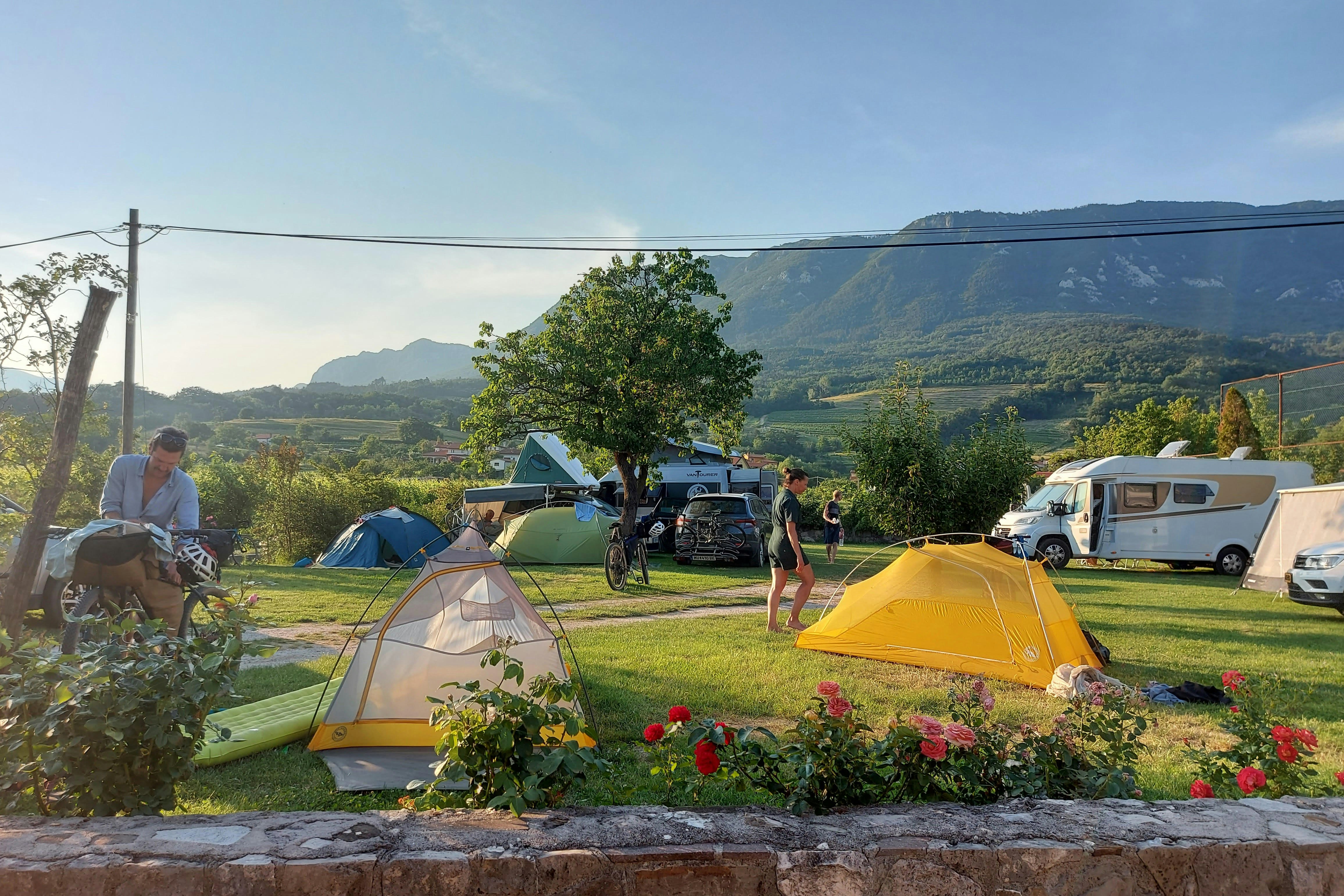 Camp Vrhpolje  Kamp Vrhpolje - Wohnmobil- und Wohnwagenstandplätze auf der Wiese