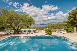 Camp Waterman Beach Village - Pool im Freien mit Liegestühlen und Sonnenschirmen