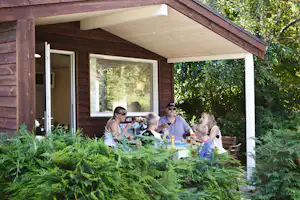 CampWest Camp West - Familie auf der Terrasse ihres Mobilheims