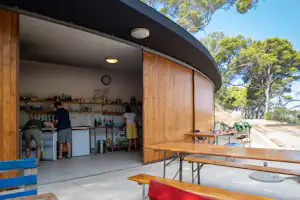 Camp Zaglav - Bar auf dem Campingplatz mit Sitzplätzen im Freien