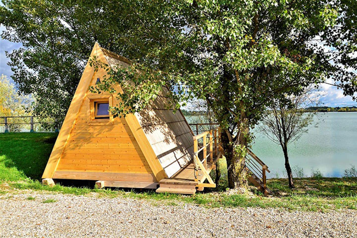Camp Zagreb -  Mobilheime auf dem Campingplatz mit Blick auf den See