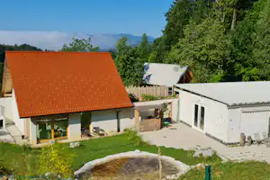 Camp Zaplana - Rezeptionsgebäude und Sanitärgebäude auf dem Campingplatz