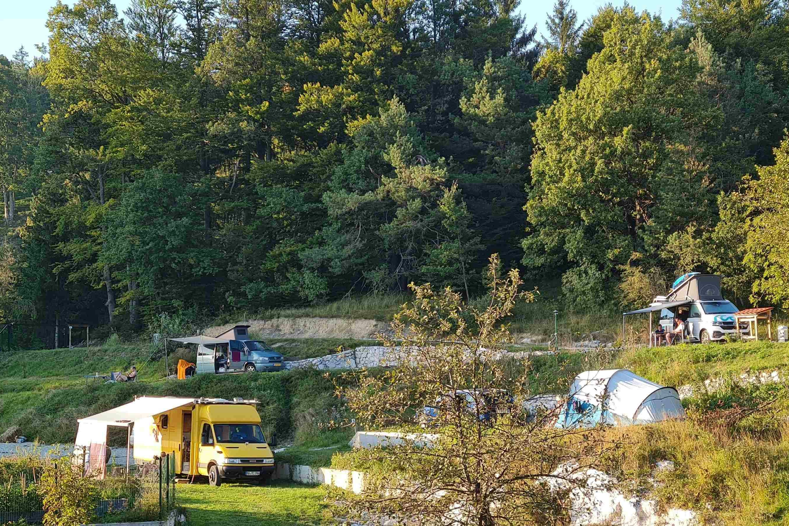 Camp Zaplana - Standplätze im Grünen auf dem Campingplatz