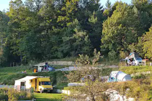 Camp Zaplana - Standplätze im Grünen auf dem Campingplatz