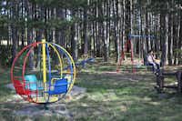 Camp Zlatibor - Spielplatz vom Campingplatz in einem Waldstück