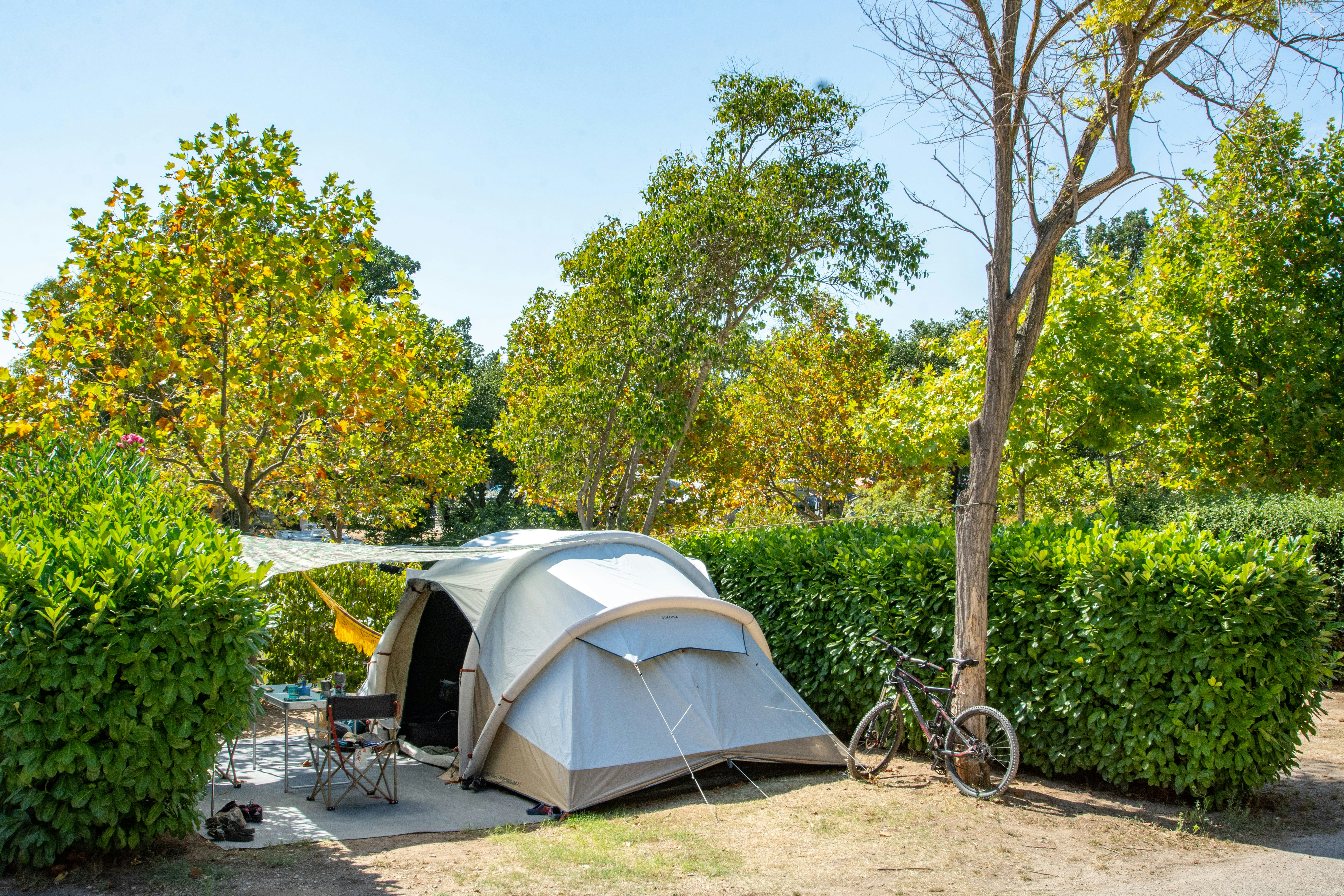 Campasun Mas de Pierredon - Standplatz mit Zelt auf dem Campingplatz