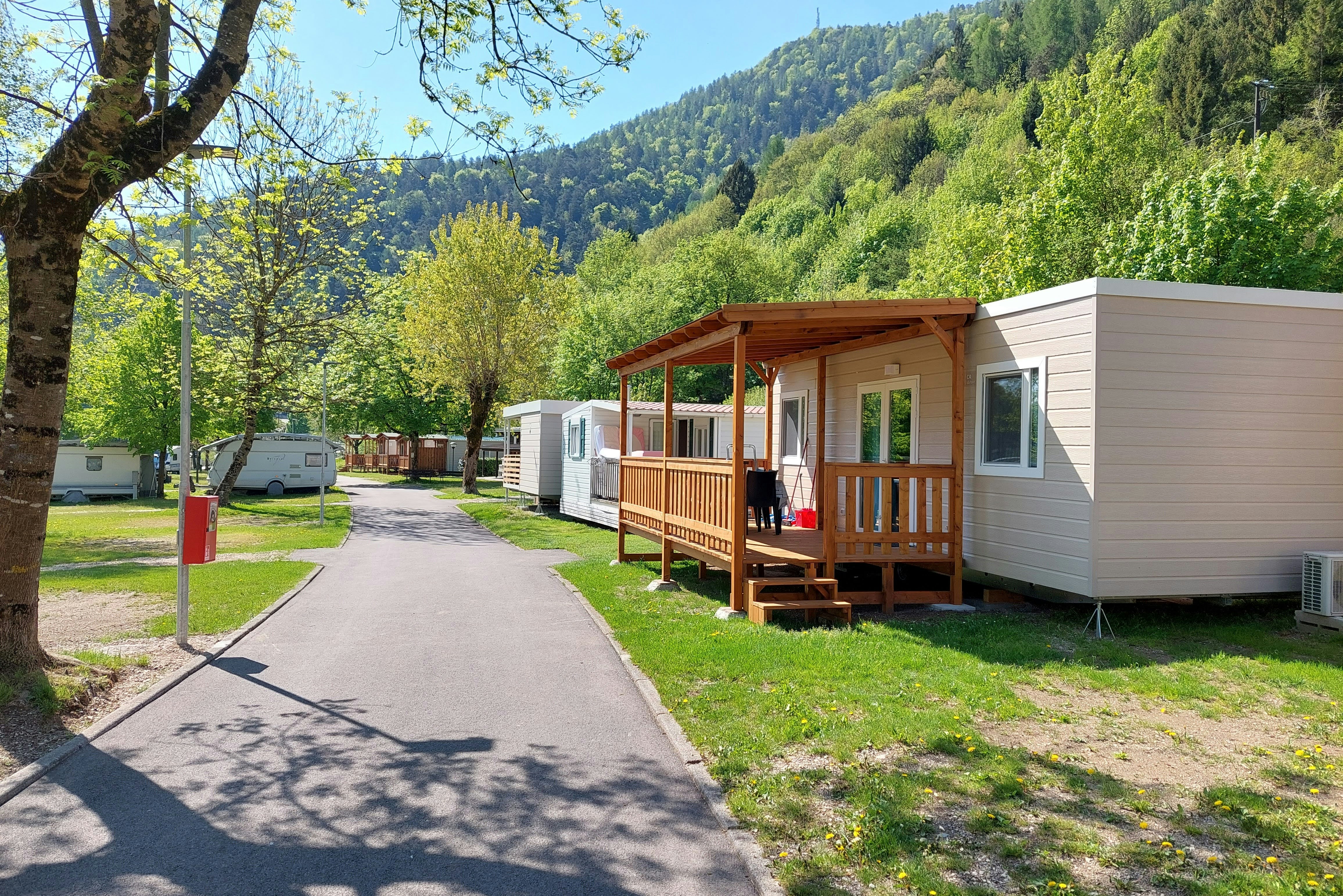 Campeggio al Lago  - Mobilheim mit Terrasse auf dem Campingplatz