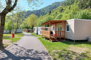 Campeggio al Lago - Mobilheim mit Terrasse auf dem Campingplatz