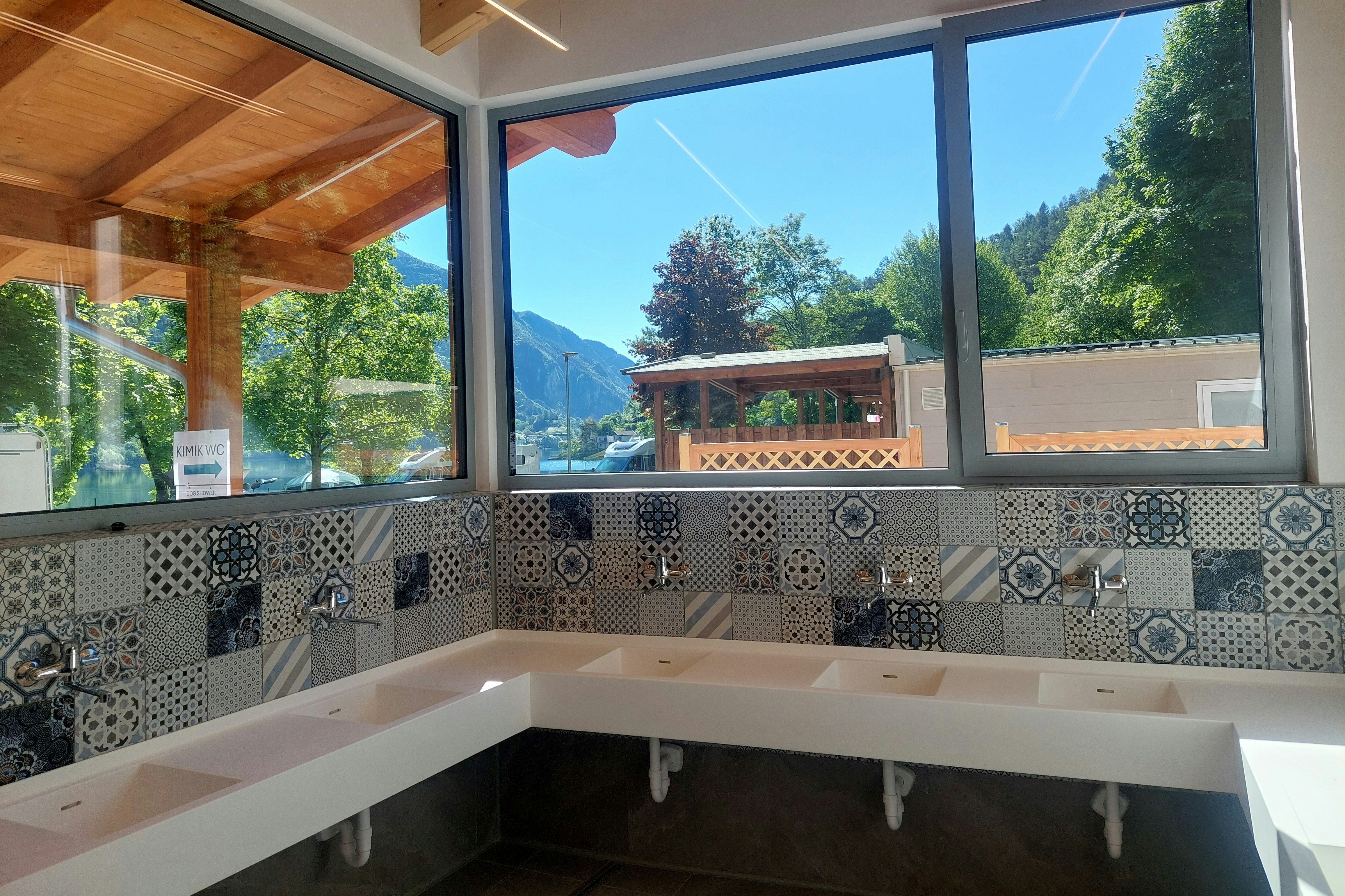 Campeggio al Lago - Abwaschküche mit Blick nach draußen