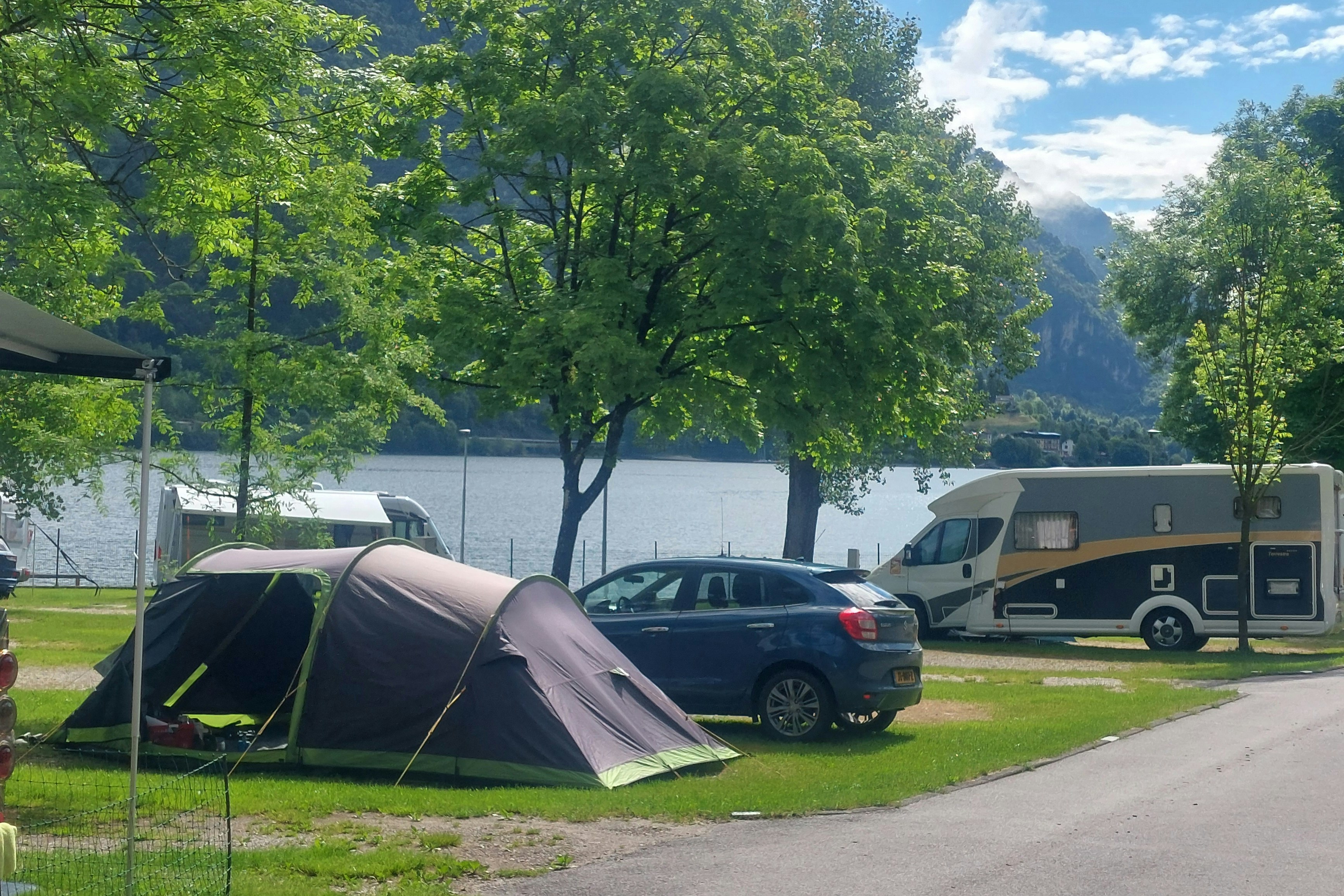 Campeggio al Lago - Standplaätze mit Blick auf das Wasser