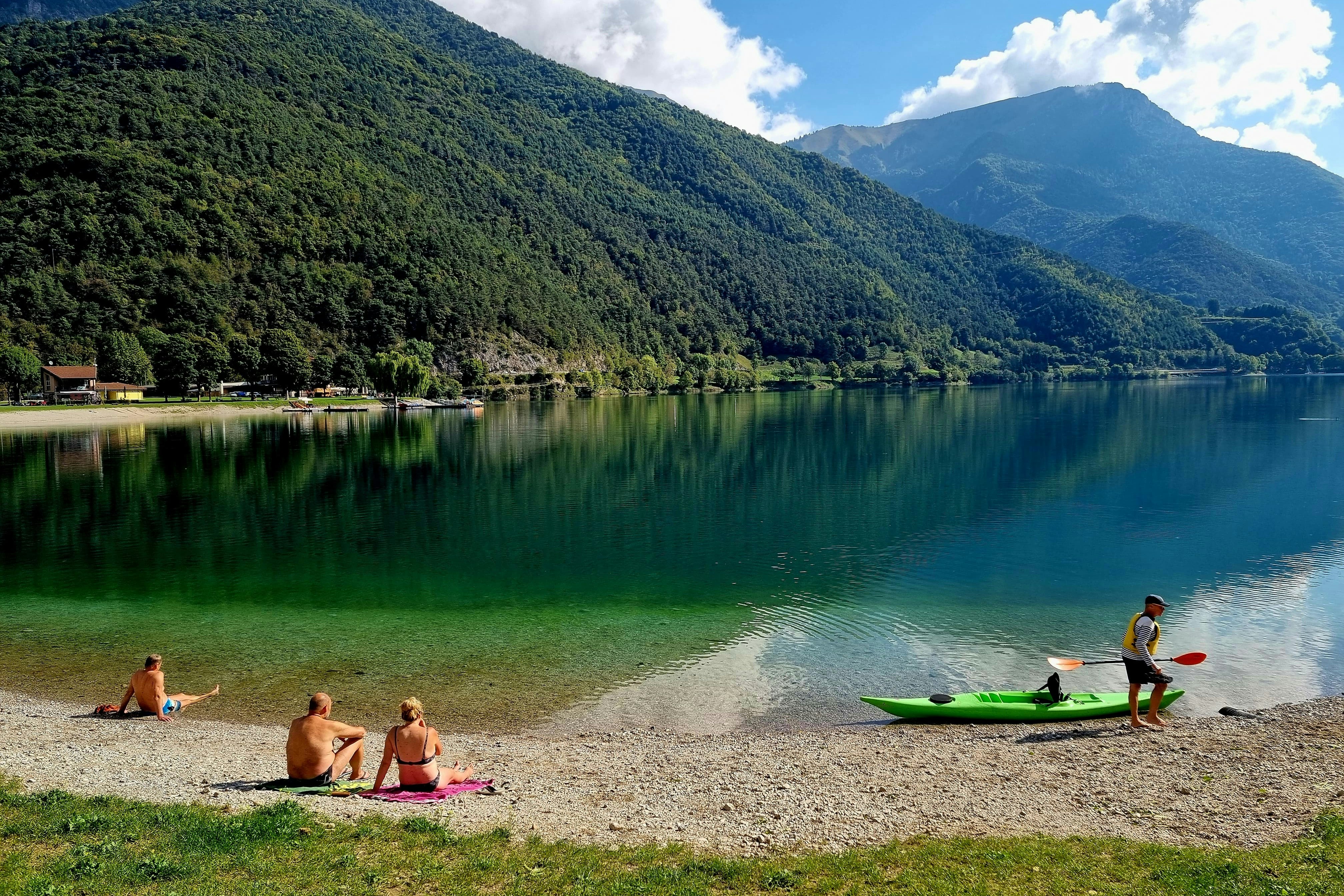 Campeggio al Lago Ledro  Camping al Lago Ledro - Blick auf den Badestrand am Campingplatz