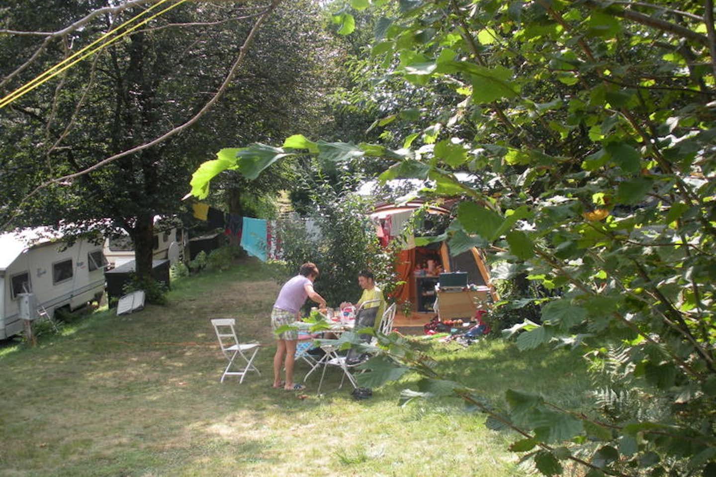 Campeggio al Parco d'Oro - Camper beim Essen vor ihrem Wohnwagen auf dem Campingplatz