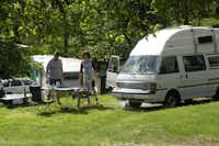 Campeggio al Parco d'Oro - Campingbulli auf dem Stellplatz mit Campern davor 