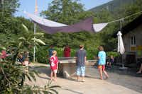 Campeggio al Parco d'Oro - Tischtennisplatte, an der Kinder spielen