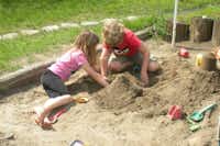 Campeggio al Parco d'Oro - Zwei Kinder beim spielen im Sandkasten