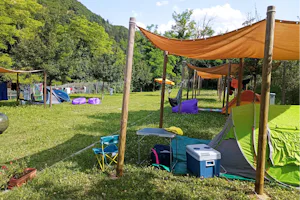 Campeggio Alidosi - Blick auf die Zeltplätze auf der Wiese auf dem Campingplatz