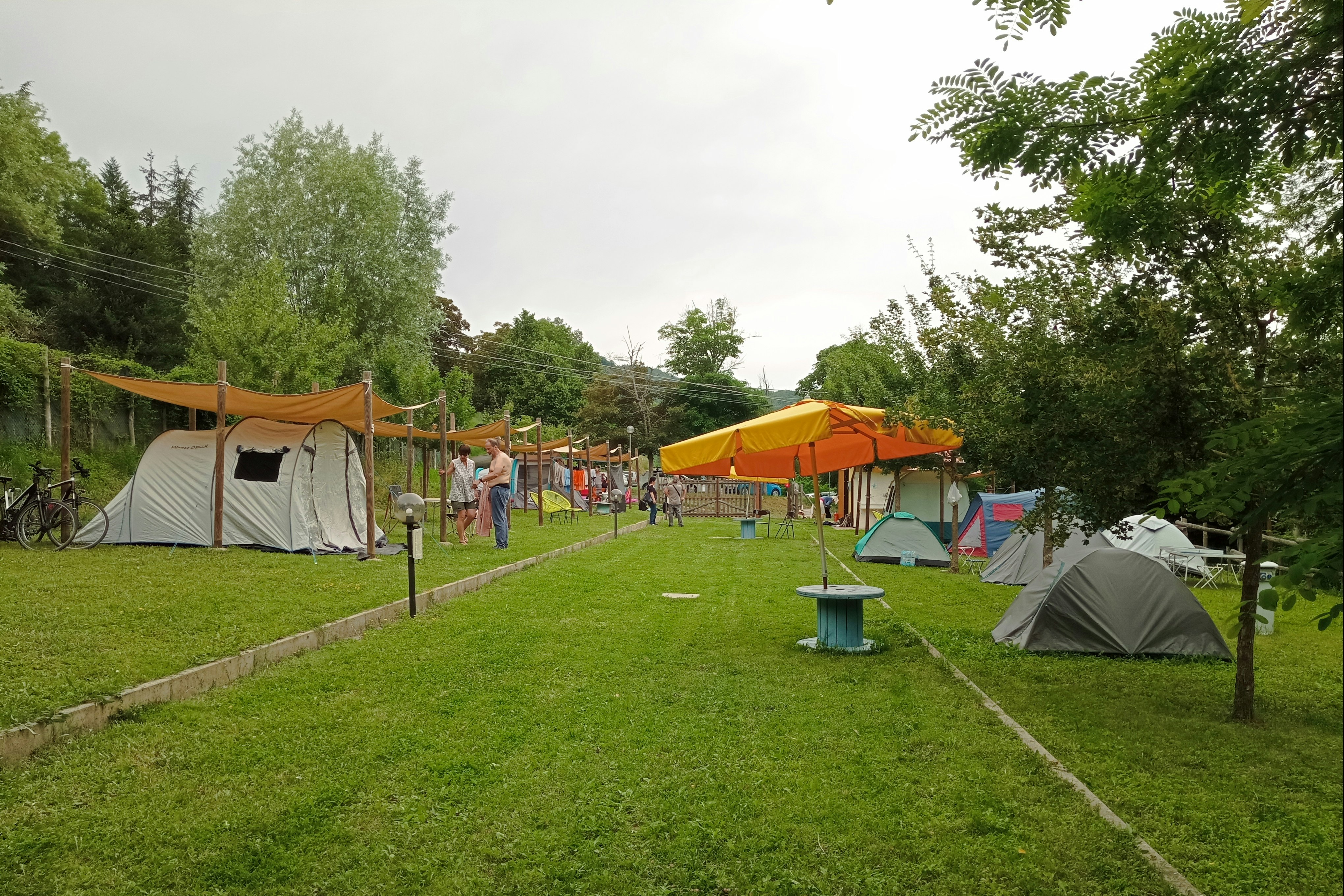 Campeggio Alidosi - Zeltplätze auf der Wiese auf dem Campingplatz