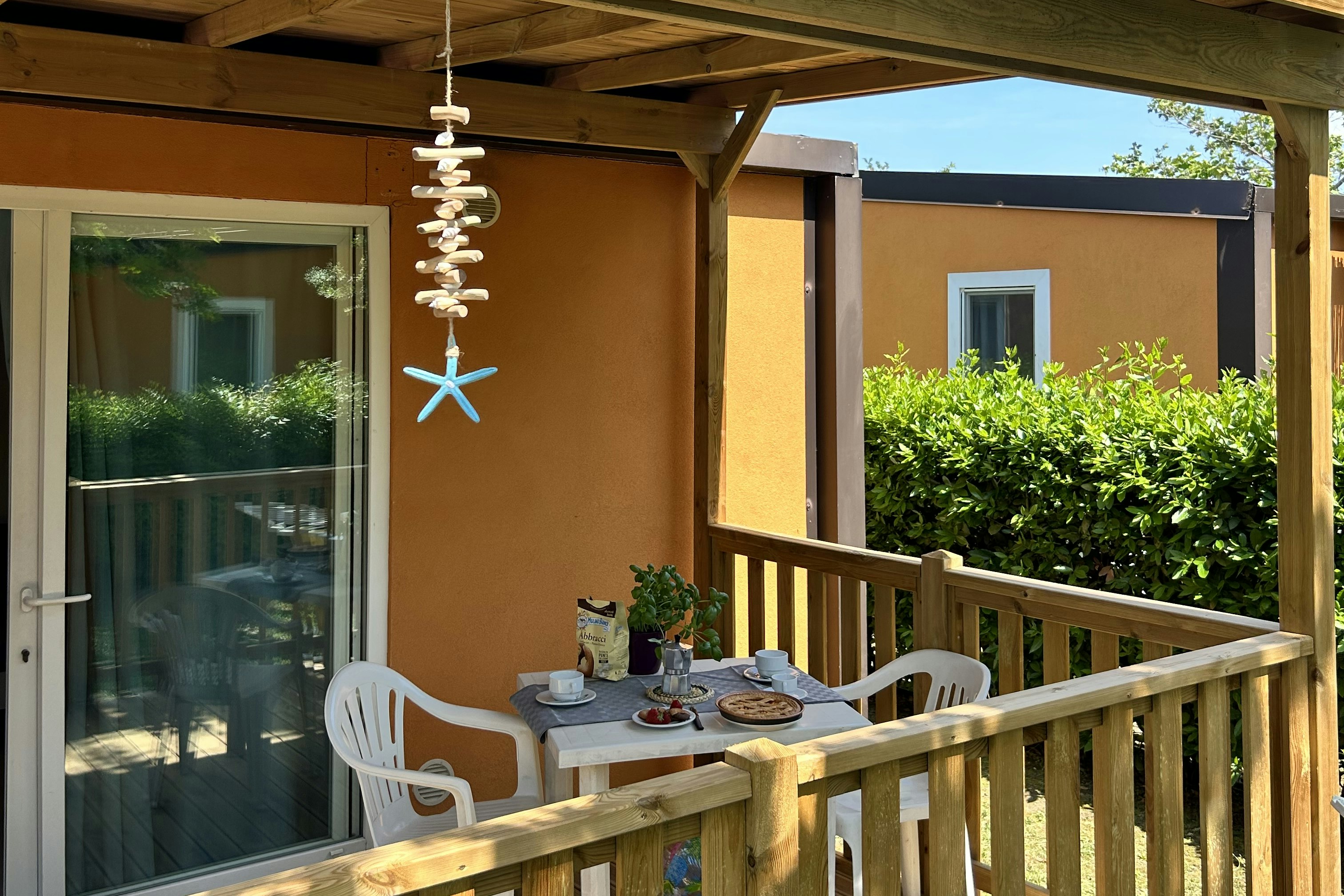 Campeggio Bocca di Cecina  - Mobilheim mit Terrasse auf dem Campingplatz