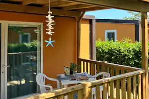 Campeggio Bocca di Cecina - Mobilheim mit Terrasse auf dem Campingplatz