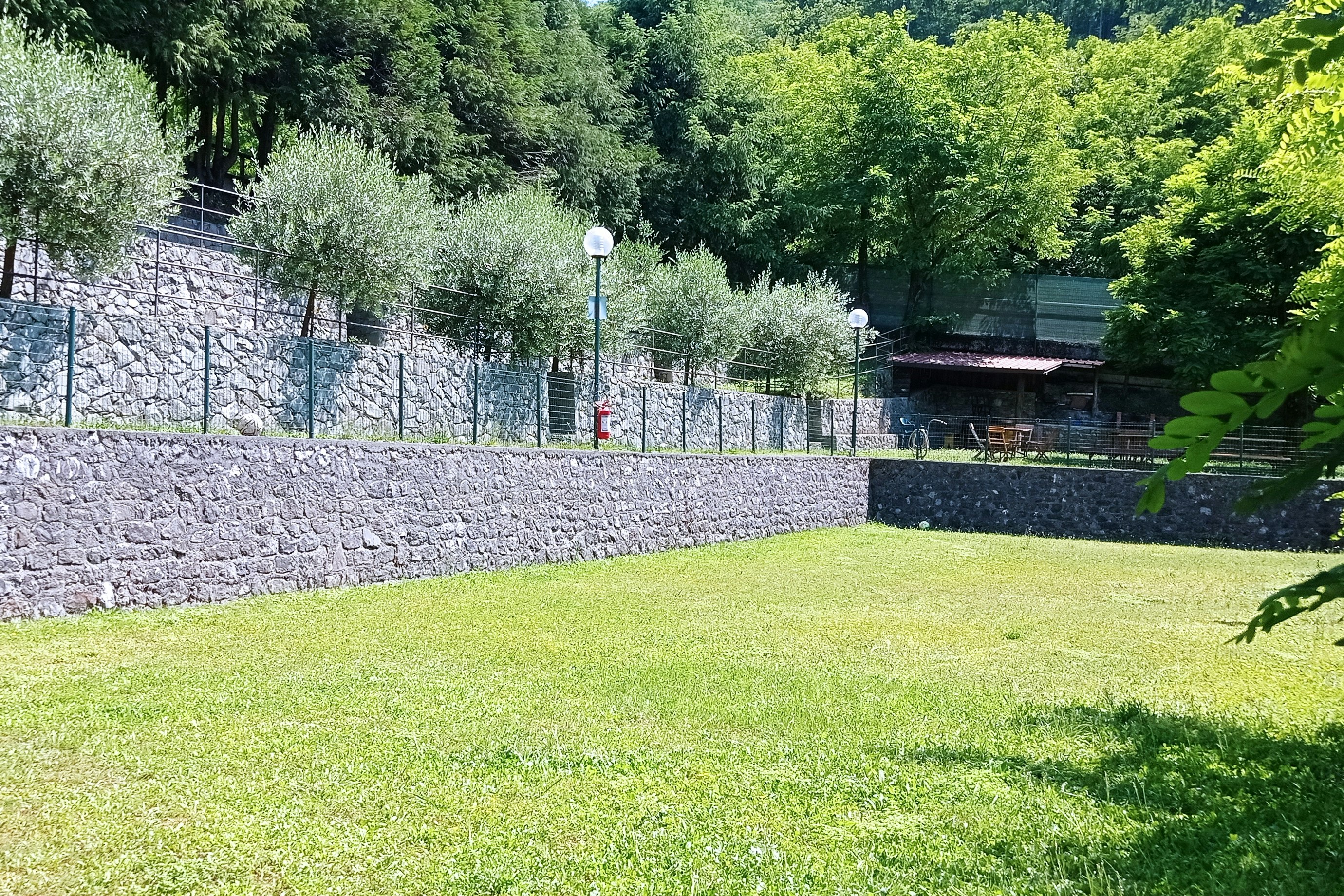 Camping Bracchetto Vetta Areal mit Standplätzen für Zelte und Grillplatz im Hintergrund