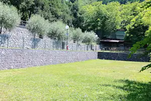 Camping Bracchetto Vetta Areal mit Standplätzen für Zelte und Grillplatz im Hintergrund