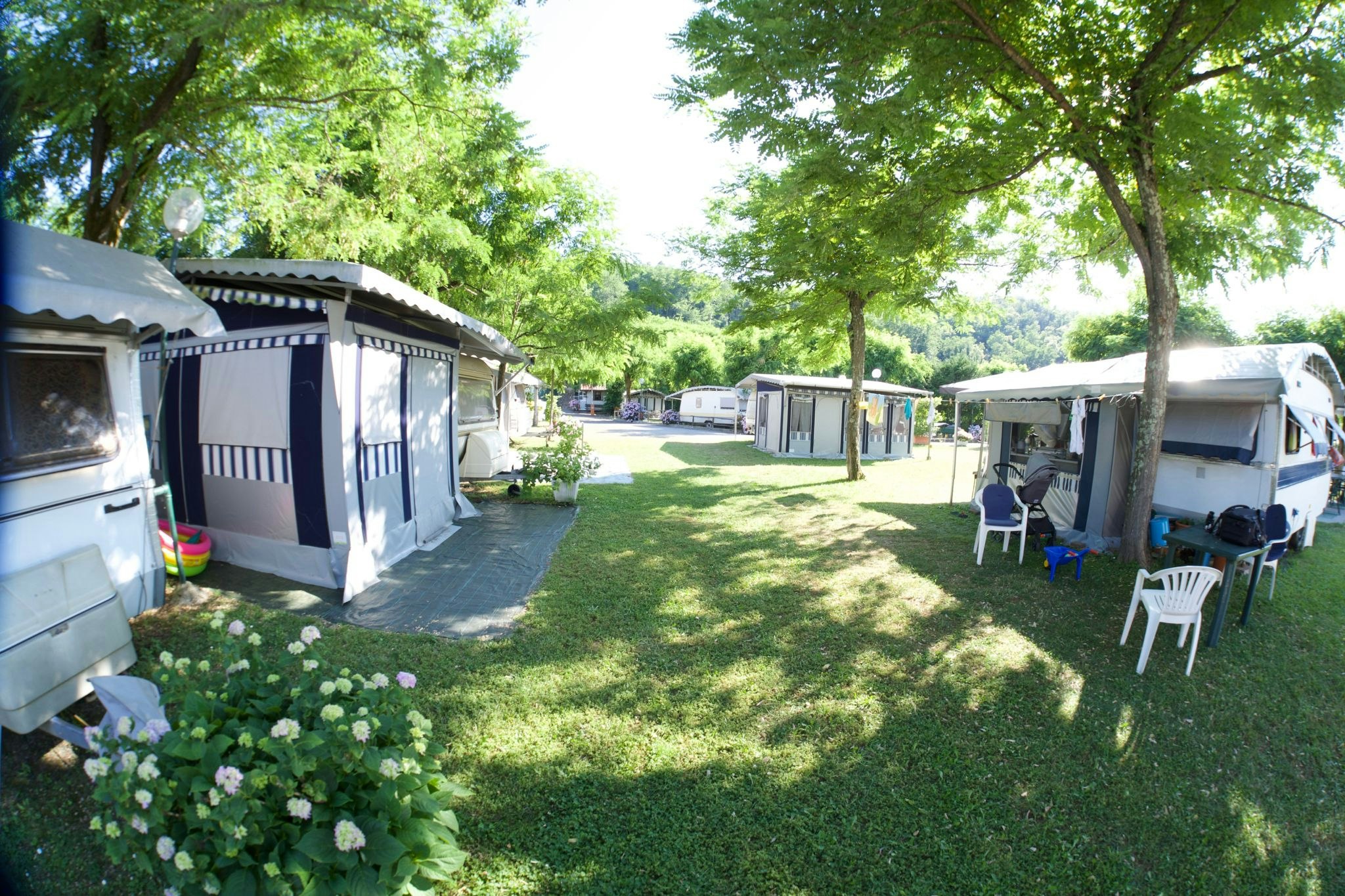 Camping Bracchetto Vetta Standplätze teilweise im Halbschatten unter Bäumen